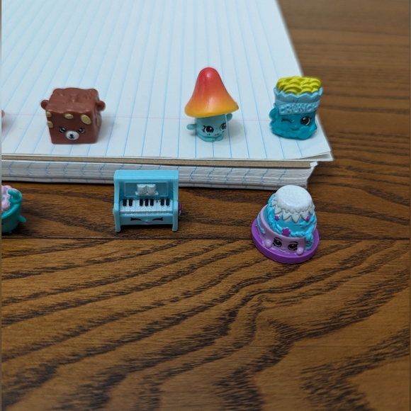 Lot of 13 Shopkins. Various themes.  GUC. - Picture 2 of 8